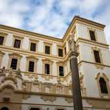 �L�edificio si innalza su quattro piani distinti da lunghe cornici marcapiano. Il prospetto � contraddistinto dai due avancorpi laterali, tipici del barocco. Si distinguono i timpani curvilinei e le volute, che movimentano la facciata la quale diventa pi� lineare e meno elaborata ai livelli superiori